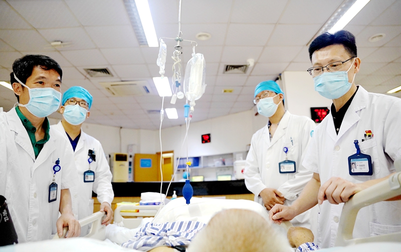 ICU團(tuán)隊(duì)床邊追蹤病情變化.jpg