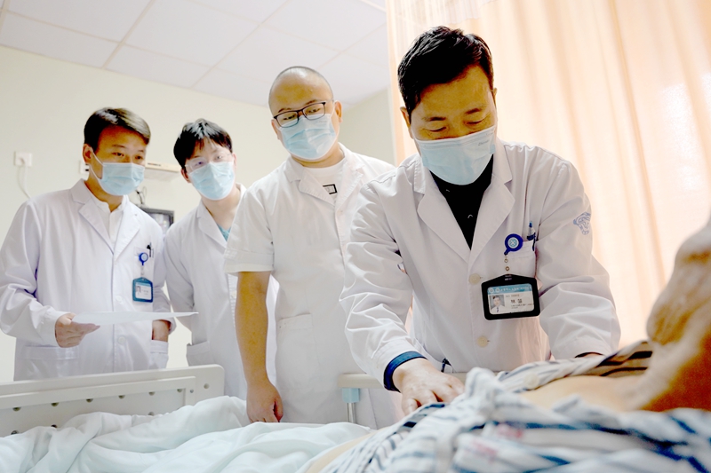 普外科團(tuán)隊(duì)床邊查房.jpg